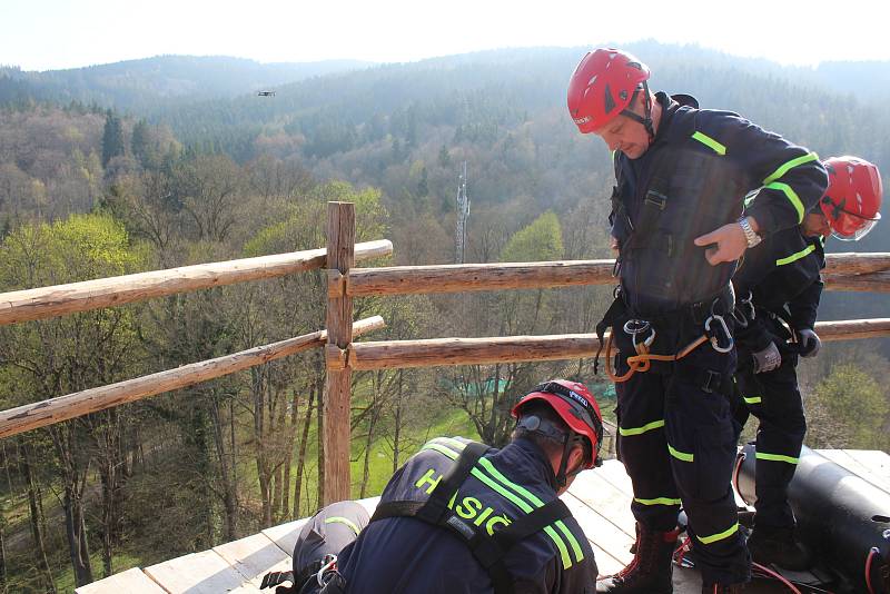 Lezecká skupina Územního odboru Český Krumlov HZS JčK spouštěla na laně z horní plošiny středověkého lešení na Jakobínce při taktickém cvičení dva raněné. Zásahu velel Marek Voldřich.