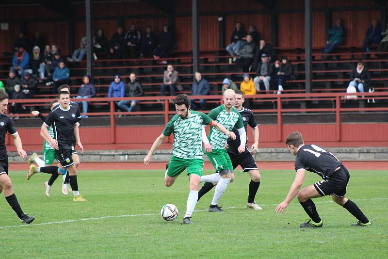 Fotbalová divize: Slavoj Český Krumlov - Tochovice 4:3 (2:1).