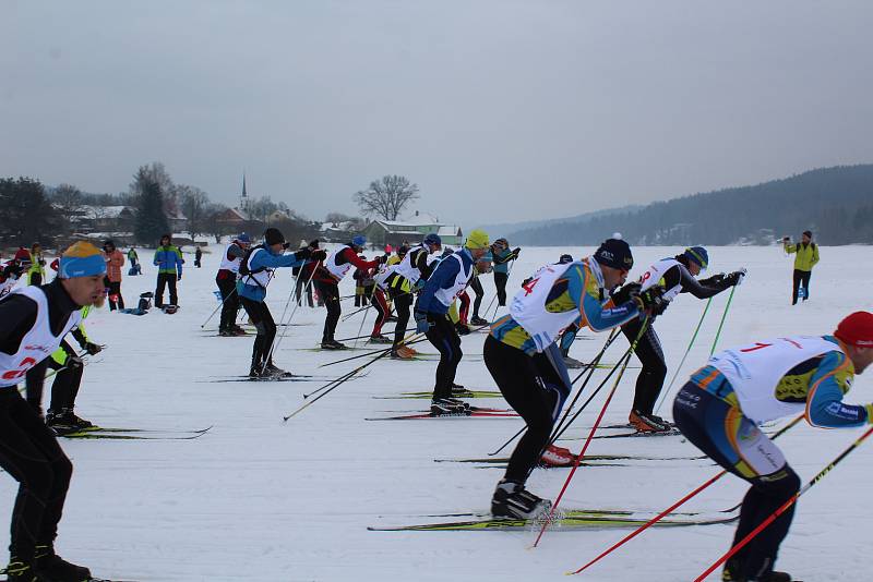 V sobotu se ve Frymburku konal unikátní závod v klasickém běhu na lyžích s nulovým převýšením, celý se běžel po zamrzlém Lipně.