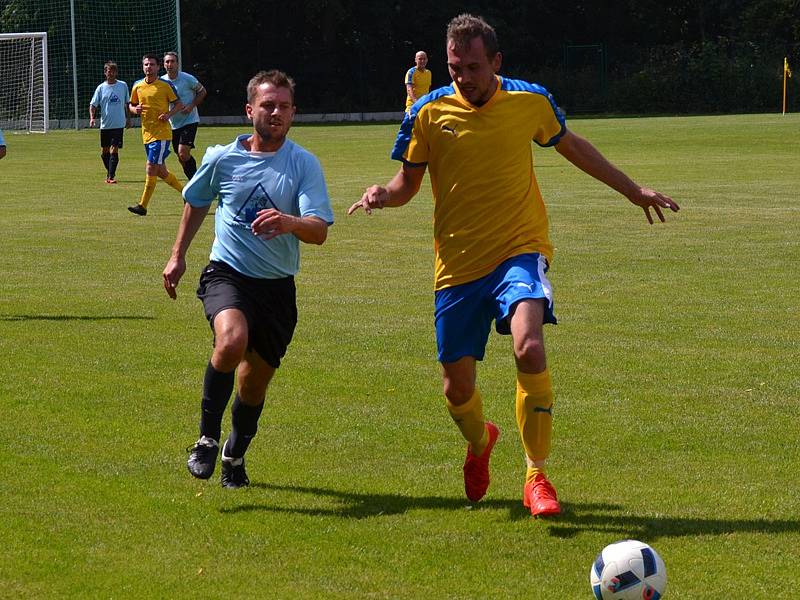 Oblastní I.B třída (skupina A) - 3. kolo (2. hrané): SK Zlatá Koruna (modré dresy) - Blesk Klikov 0:1 (0:1). 