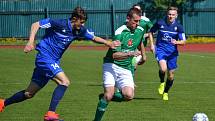 Dohrávka divize A - 23. kolo: FK Slavoj Český Krumlov (zelené dresy) - 1. FC Karlovy Vary 1:1 (1:0), na penalty 5:3.