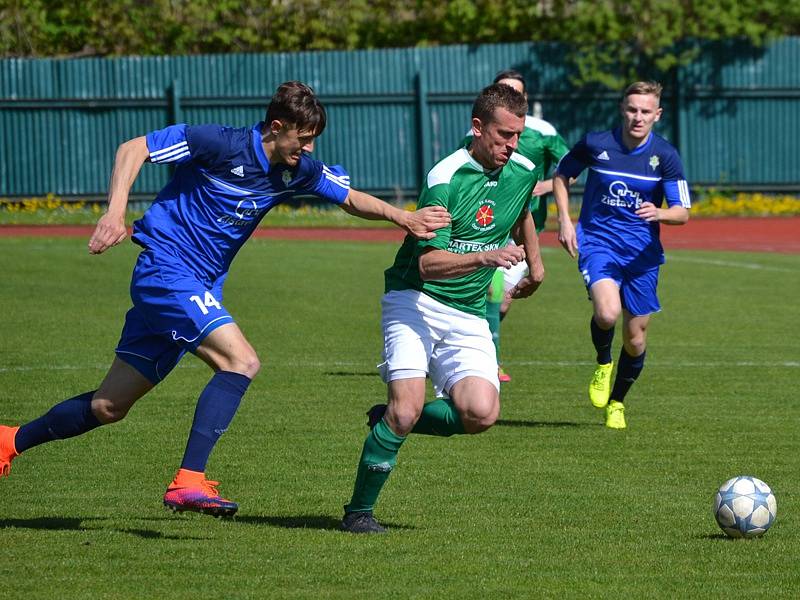 Dohrávka divize A - 23. kolo: FK Slavoj Český Krumlov (zelené dresy) - 1. FC Karlovy Vary 1:1 (1:0), na penalty 5:3.