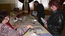 V Loučovicích se nacházela sídla obou volebních okrsků n kulturním domě. Takže tu dvě volební komise seděly naproti sobě jako při nějakém utkání. 