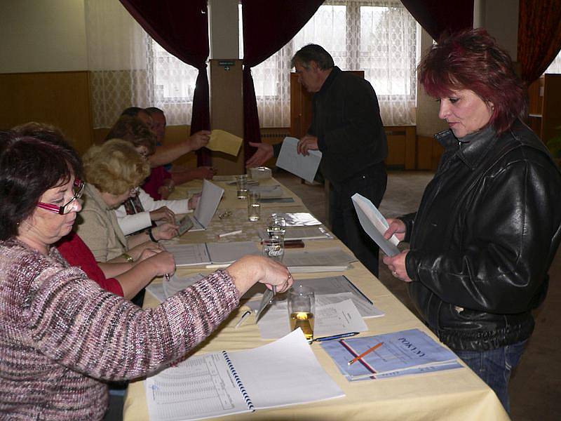 V Loučovicích se nacházela sídla obou volebních okrsků n kulturním domě. Takže tu dvě volební komise seděly naproti sobě jako při nějakém utkání. 