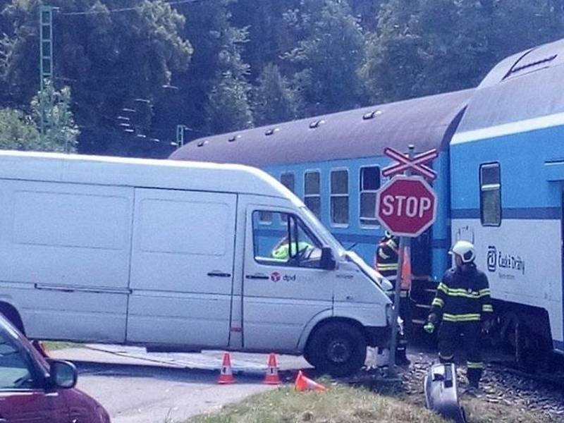 Střet dodávky s vlakem na přejezdu v Loučovicích se obešel bez zranění.