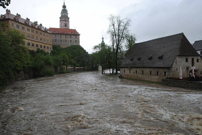 Povodně v Českém Krumlově v roce 2013. Ze břehů se vylila Polečnice, zahrozila i Vltava v centru. Pod vodou skončily hospodské zahrádky i auta.