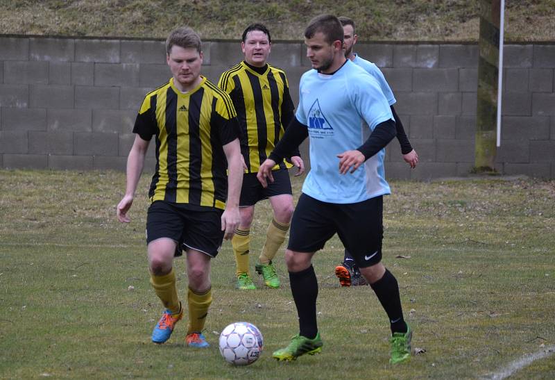Fotbalová příprava: SK Holubov (černožluté dresy) – SK Zlatá Koruna 3:3 (1:2).