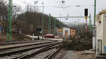 Ve Vyšším Brodě spadl kus stromu na koleje přímo na nádraží.