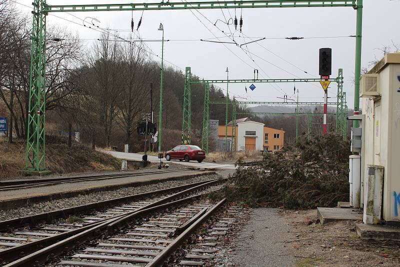 Ve Vyšším Brodě spadl kus stromu na koleje přímo na nádraží.