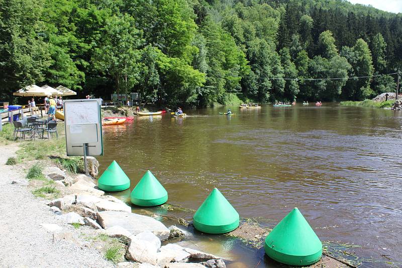 Pod Barevnou skálou se Vltava valí jen půlkou koryta, v té druhé se staví malá vodní elektrárna. Je tam vyhlášen zákaz splouvání a lodě se musí přenášet.