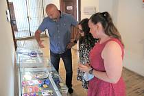 Výstava návrhů známek Voda v pěti kruzích Poštovního muzea stojí za návštěvu. Zábavu si v muzeu najdou i děti.