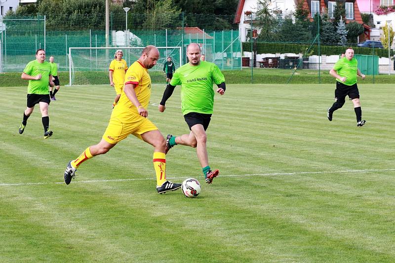 Přátelské utkání starých gard: FK Dolní Dvořiště (zelené dresy) - Dukla Praha 6:12 (2:9). Foto: Pavel Panský