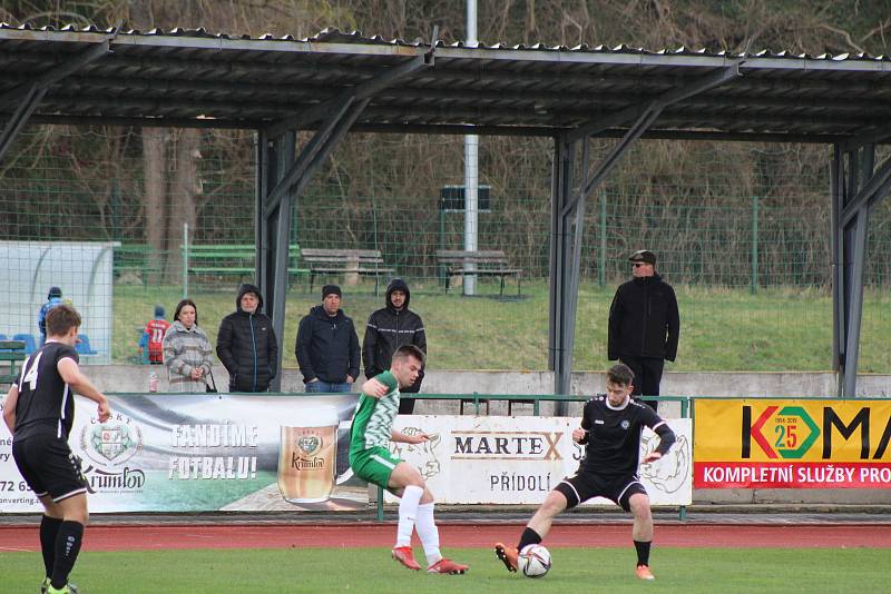 Fotbalová divize: Slavoj Český Krumlov - Tochovice 4:3 (2:1).