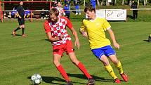 Fotbalisté Velešína (v červeném) prohráli v souboji týmů ze suterénu I. A třídy doma s Vimperkem 0:4.