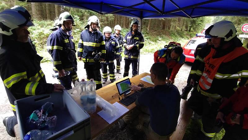Taktické cvičení hasičů s kynology záchranáři v lesích u Přední Výtoně a Frýdavy.