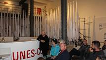 Kateřina Šedá v Egon Schiele Art Centrum představila knihu UNES-CO aneb Divadýlko pro turisty, která vzešla z jejího dvouletého krumlovského projektu.