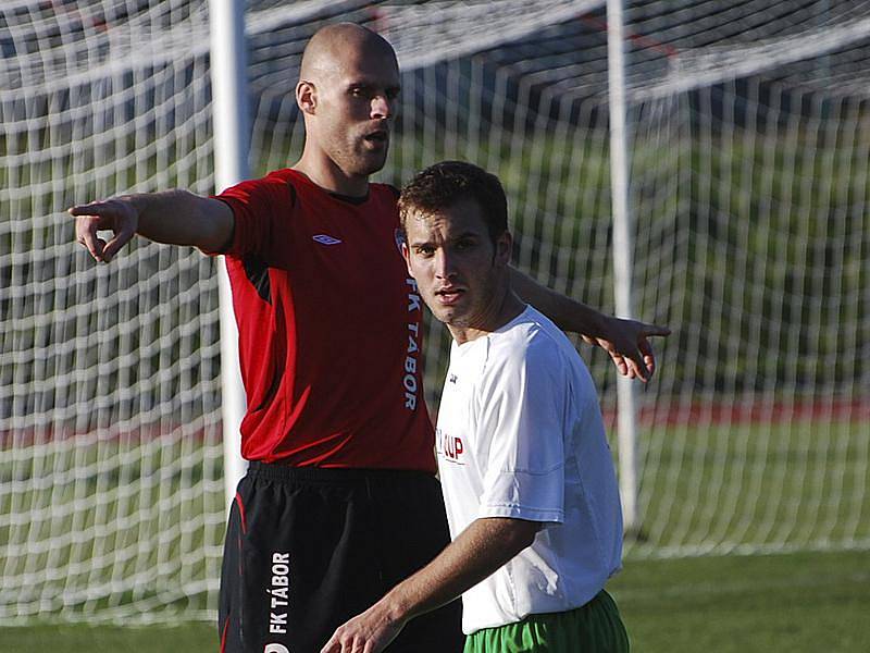 V domácím duelu dvanáctého kola s Táborem zaznamenal krumlovský ofenzivní štírek Jan Koritar (před hostujícím Martínkem) třetí podzimní trefu, což však byla pohříchu poslední branka Slavoje v této části divizní soutěže.