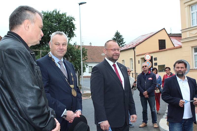 Ulici Lineckou v Kaplici po náročné rekonstrukci v sobotu slavnostně otevřel starosta Pavel Talíř spolu s těmi, kdo stavbu prováděli, a s místopředsedou Poslanecké sněmovny Janem Bartoškem.