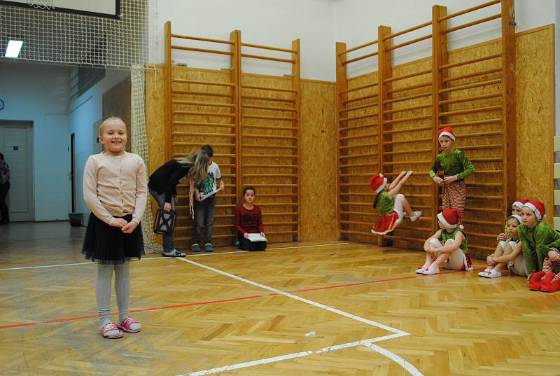 Vánoční besídku dětí z družiny proložila tanečními čísly děvčata ze souboru Monkey Krumlis.