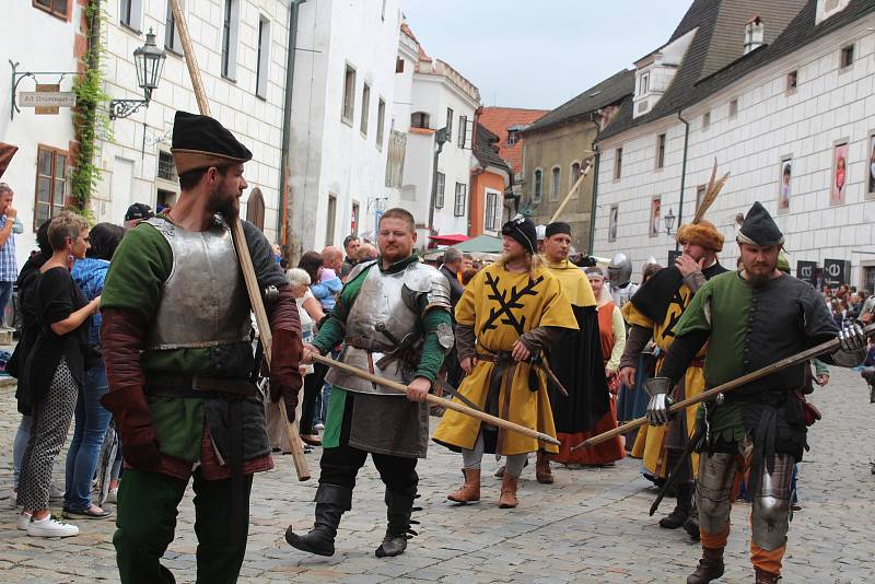 Krásnou podívanou opět návštěvníkům Krumlova připravil hlavní kostýmovaný průvod Slavností pětilisté růže.