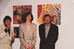 Český Krumlov v roce 1995. Majitelka galerie ART p. Kalkušová při vernisáži obrazů malíře Josefa Synka (vpravo), 10. června.