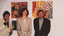 Český Krumlov v roce 1995. Majitelka galerie ART p. Kalkušová při vernisáži obrazů malíře Josefa Synka (vpravo), 10. června.