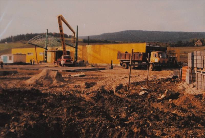 Český Krumlov v roce 1995. Výstavba supermarketu Terno Jednoty Kaplice v Domoradicích. Provoz zahájen 4. prosince.