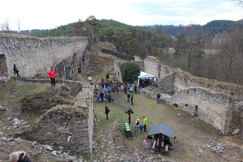 V neděli byla oficiálně zahájena sezóna na zřícenině Dívčí Kámen. Den plný zábavy s hrou o poklad, dílnami, střelbou z luku a kuše či školou žonglování  si užily stovky dětí i dospělých.