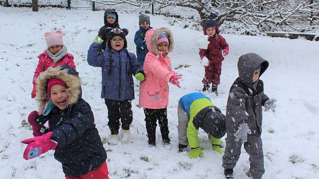 Ve sněhu se na školkové zahradě dosyta vyřádily děti z českokrumlovské MŠ T. G. Masaryka.