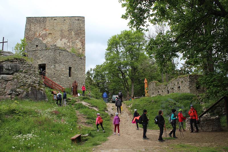 Spolek přátel Vítkova Hrádku nechal vytvořit pamětní desku obnovitele hradu Petra Ziegrossera a 30. května ji slavnostně odhalil předseda spolku Miroslav Kovačičin.