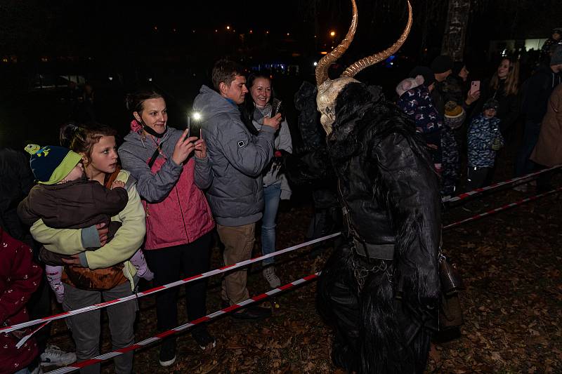 Krampusáci děsili svým zjevem ve Vyšším Brodě.