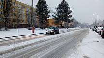 Silničáři na Českokrumlovsku solí a prohrnují, ale dál sněží, silnici I/39 mezi Českým Krumlovem a Černou v Pošumaví pokrývá vrstva ujetého sněhu.