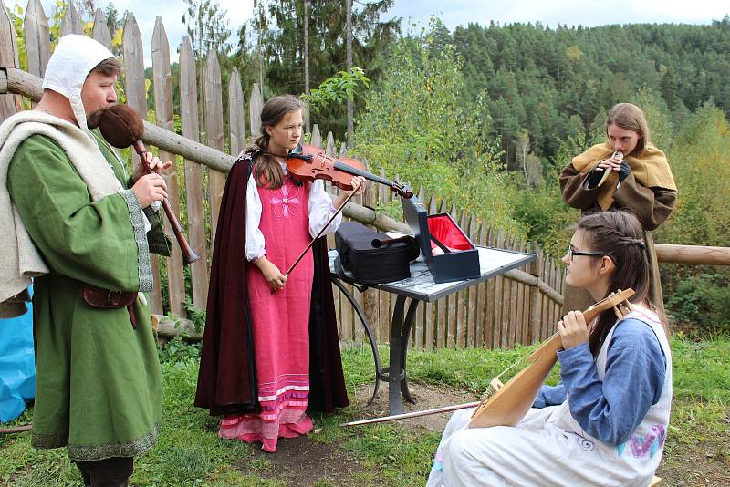 Příprava  na  Průvod Bavora III. a bratří z Vitějovic hradem a ceremonii předání hradu a na vyhlášení rytířského turnaje.