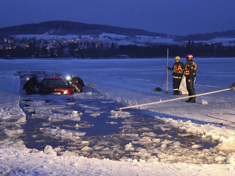 Hasiči vytahovali auto, které se propadlo do ledu na lipenském jezeře. 