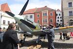 Maketu nejslavnějšího letounu druhé světové války - Supermarine Spitfire - ve skutečné velikosti mohli v rámci květnových oslav obdivovat celý den v sobotu na českokrumlovském náměstí.