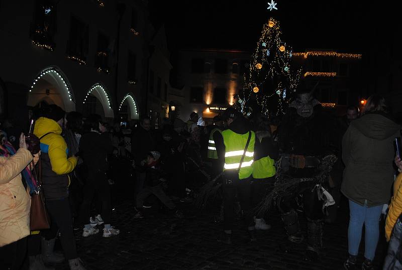 Centrem Krumlova prošlo pár krampusů, kvůli covidu se letos velký čertovský průvod nekonal.