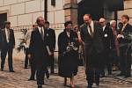 Český Krumlov v roce 1995. Švédský král Carl XVI. Gustav a královna Silvie navštívili 17. května MKC E. Schieleho. Při odchodu s Ing. Vondroušem, starostou města.