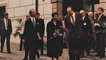 Český Krumlov v roce 1995. Švédský král Carl XVI. Gustav a královna Silvie navštívili 17. května MKC E. Schieleho. Při odchodu s Ing. Vondroušem, starostou města.