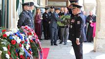 Slavnostní pietní akt s předáním slavnostního praporu policejní zásahové jednotce se odehrál v sobotu dopoledne na českokrumlovském náměstí.