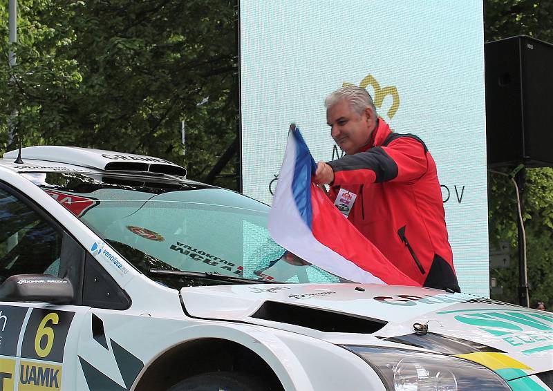 Sedmačtyřicátý ročník Rallye Český Krumlov byl v pátek odpoledne zahájen v Jelence.