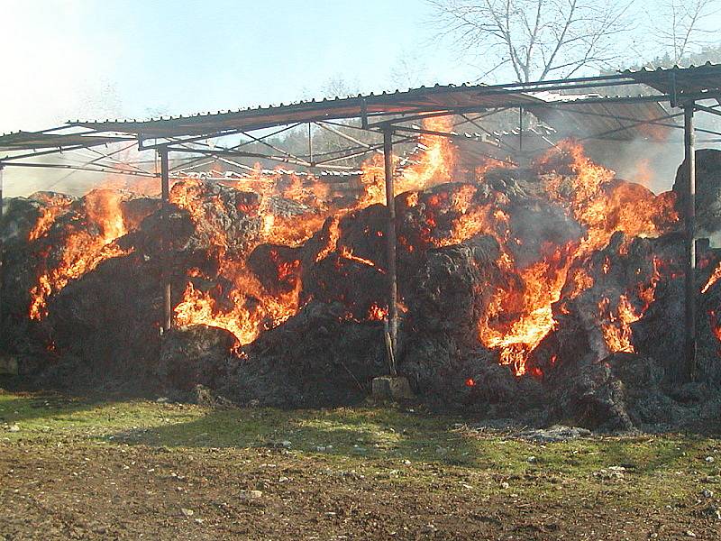 Ve skladu zemědělské společnosti v Rožmitále na Šumavě shořelo 450 balíků slámy.