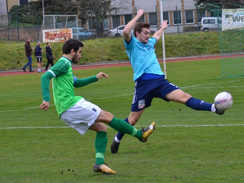 Ondrášovka KP muži – 14. kolo: FK Slavoj Český Krumlov (zelené dresy) – SK Otava Katovice 1:2 (0:1).