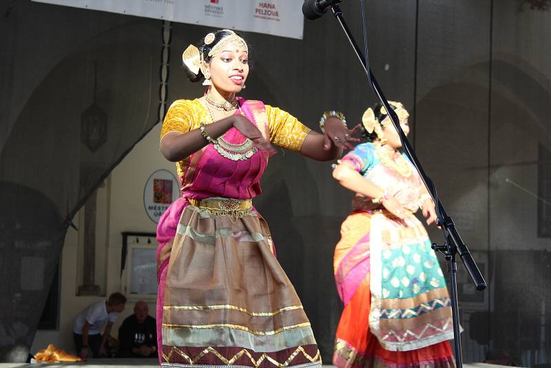 Exotický folklór zavál z představení souboru Dr. Swarnamalya Ganesh Sri Neelothpalam z Indie.