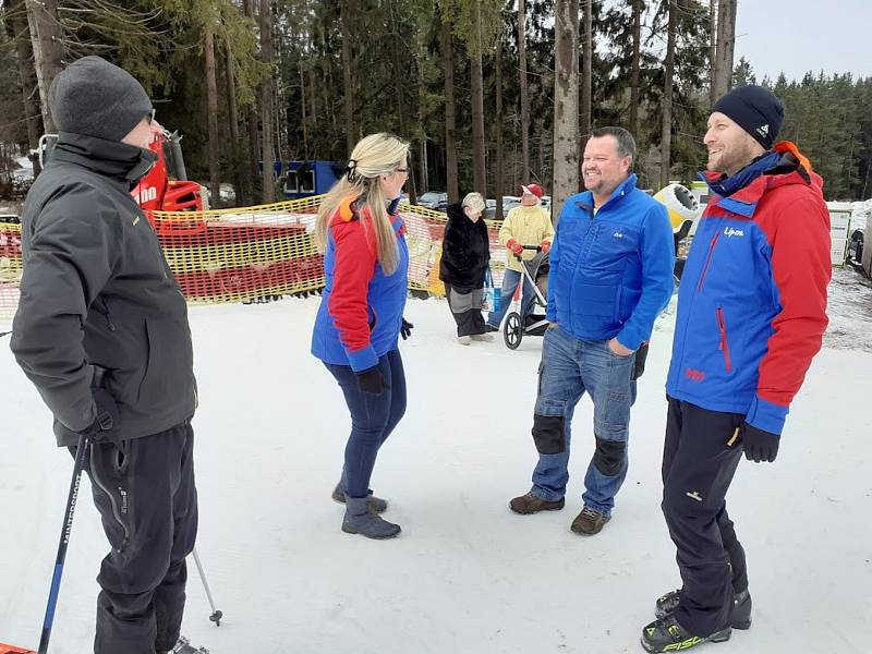 Ve Skiareálu Lipno zahájili v neděli 5. prosince 2021 další lyžařskou sezónu.