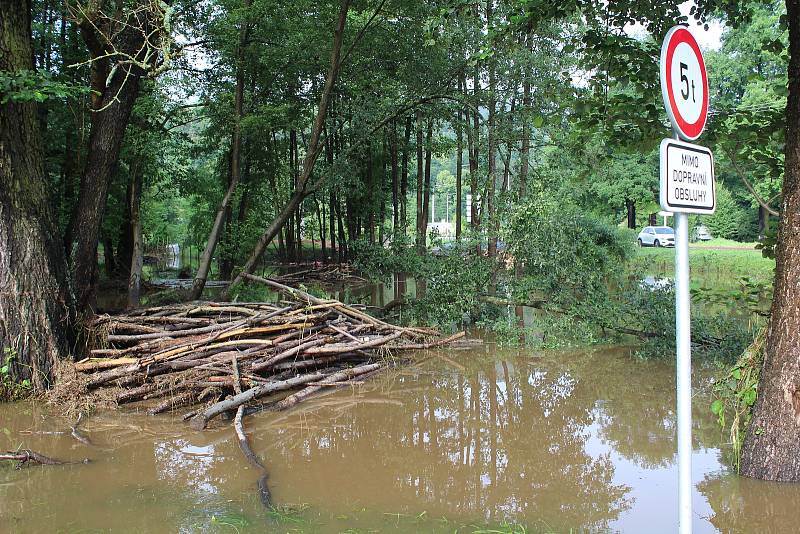 Český Krumlov opět zažil záplavu. Takto to vypadlo ve čtvrtek dopoledne, kdy už voda částečně opadla.