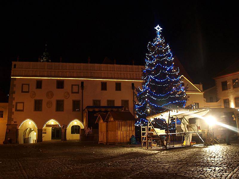 Vánočně vyzdobené náměstí Svornosti v Českém Krumlově.