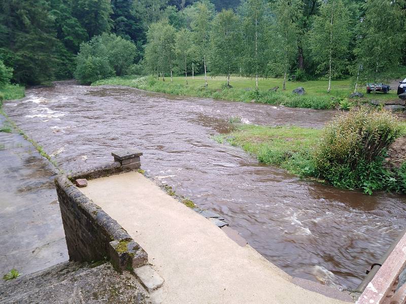 Malše a Černá vystoupaly na druhý povodňový stupeň, velké škody ale nenapáchaly. Na snímku Černá u mlýna U Dubu.