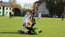 Fotbalisté Dolního Dvořiště (v bílém) v 10. kole I. B třídy porazili béčko Trhových Svinů přesvědčivě 5:1, když všechny góly vstřelili už v první půli.