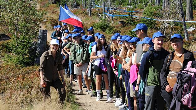 120 středoškoláků z Česka, Německa a Rakouska oslavilo společně Evropský den jazyků: setkali se na hranici všech tří zemí, na šumavském Trojmezí.