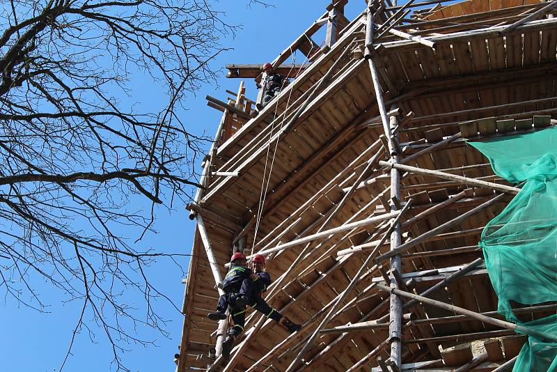 Lezecká skupina Územního odboru Český Krumlov HZS JčK spouštěla na laně z horní plošiny středověkého lešení na Jakobínce při taktickém cvičení dva raněné. Zásahu velel Marek Voldřich.